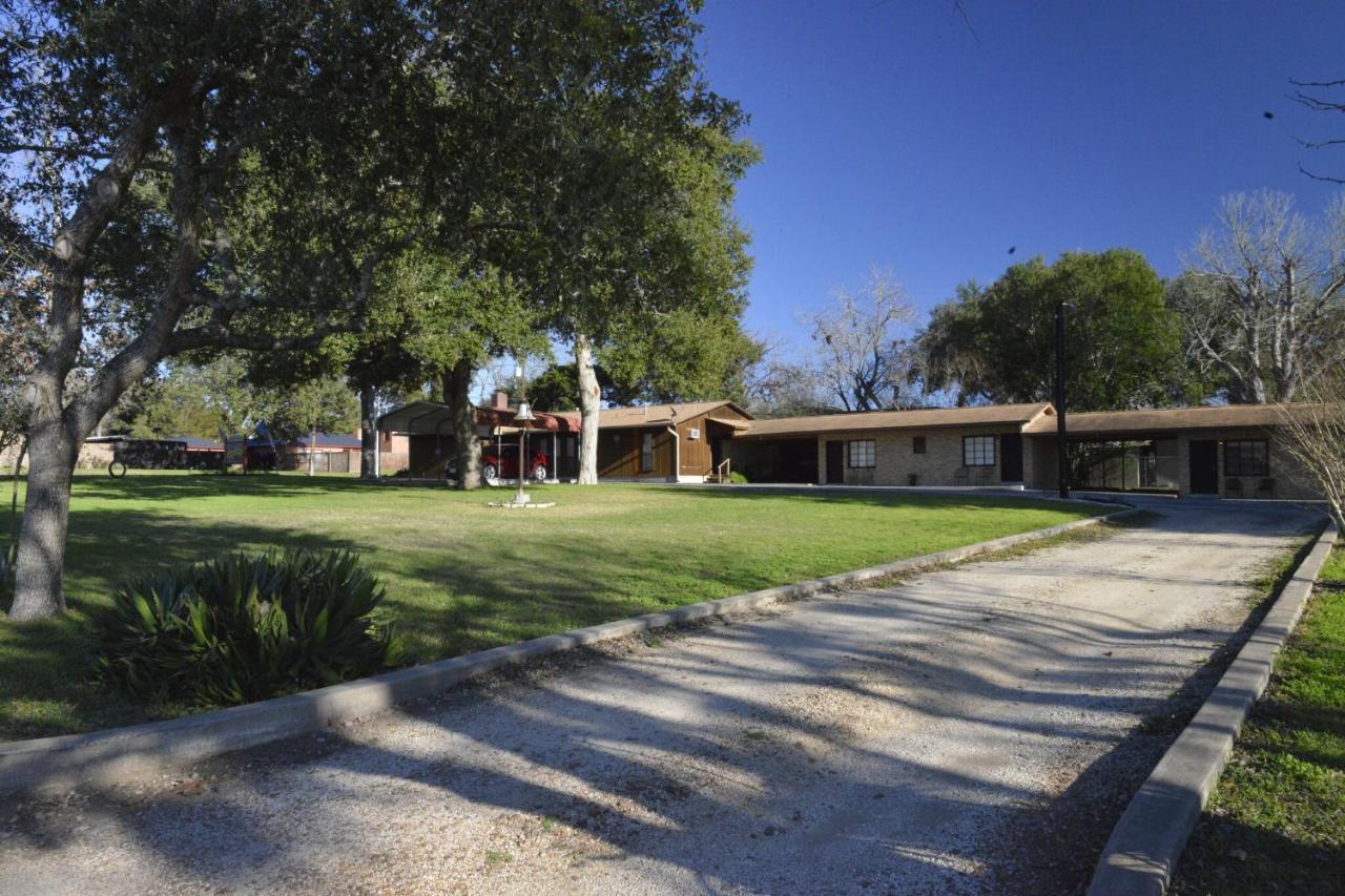 Shiner Country Inn Exterior photo